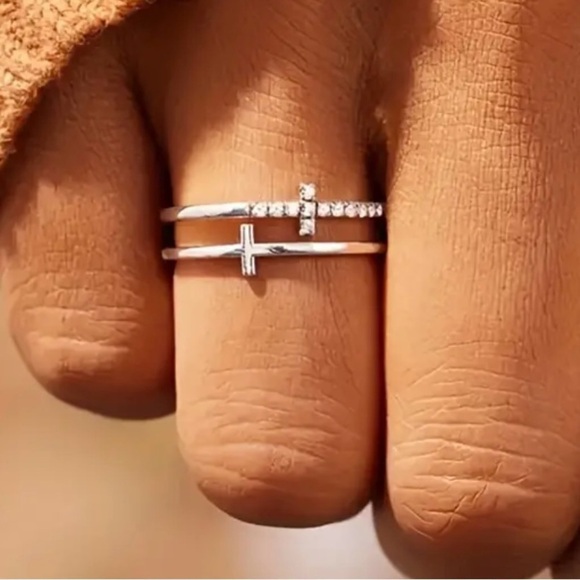 Jewelry - NWT Women’s double cross ring
